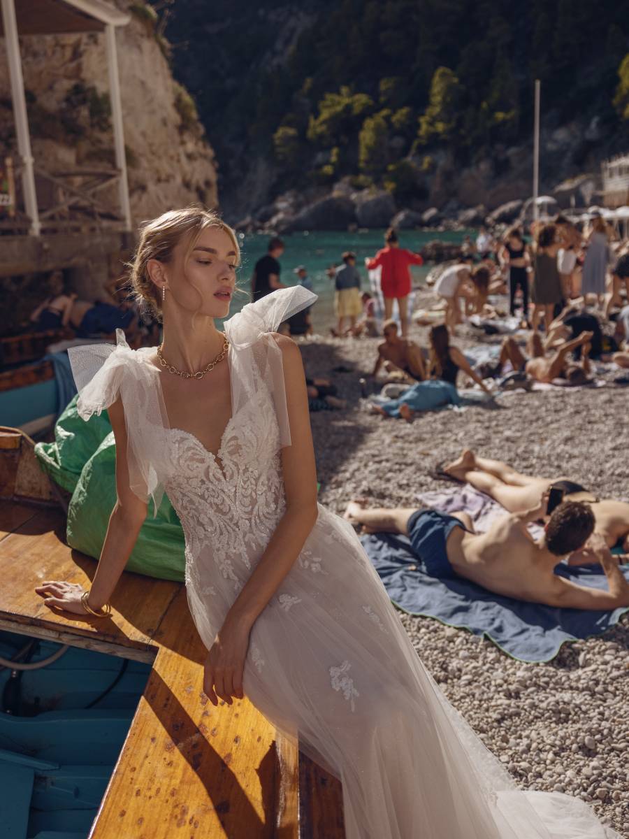 Robe de mariée Brinley du créateur modeca robe avec un magnifique dos robe bohème plan de campagne