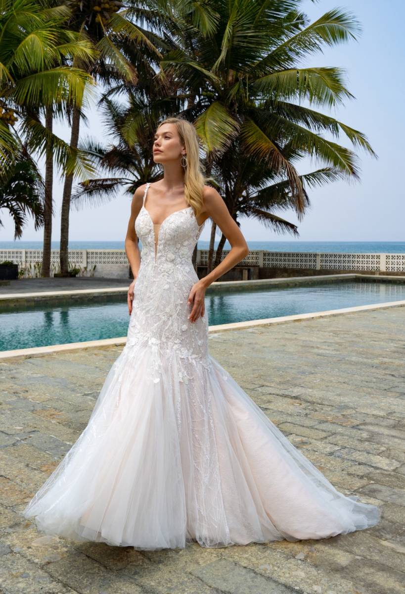 Robe de mariée sirène en dentelle fleurie avec décolleté profond et dos échancré Aix-en-Provence