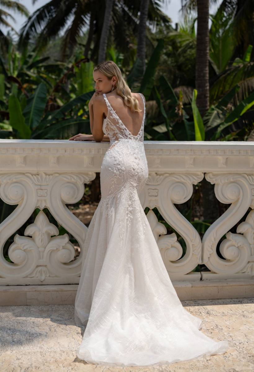 Robe de mariée sirène en dentelle brodée à décolleté plongeant et dos nu Marseille