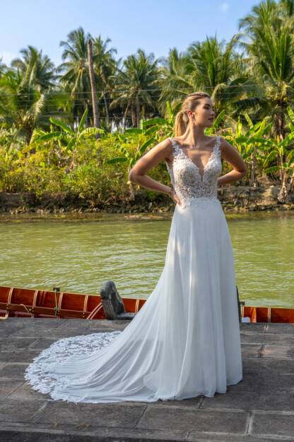 Robe de mariée fluide en dentelle et traîne romantique Aix-en-Provence
