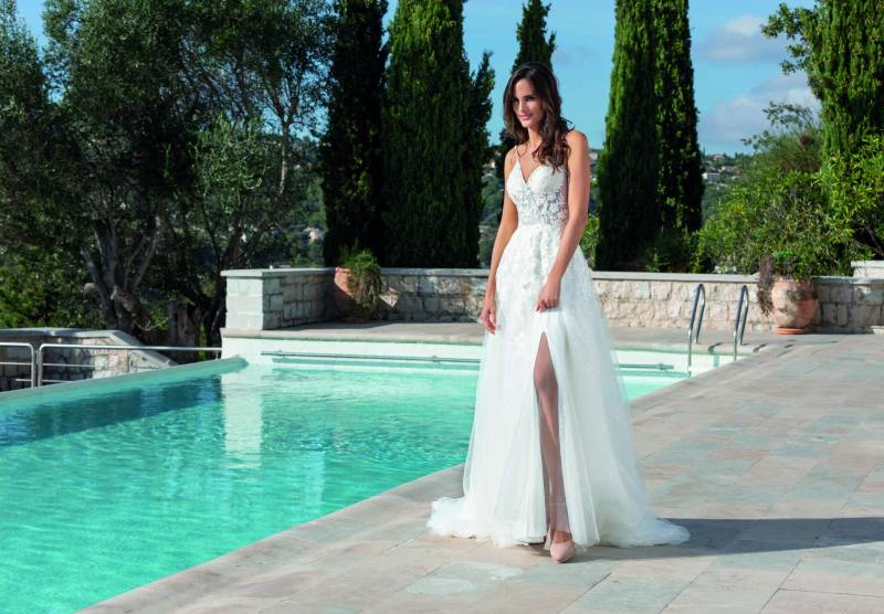 Robe de mariée bohème avec fente sur le côté a MARSEILLE proche de Vitrolles 