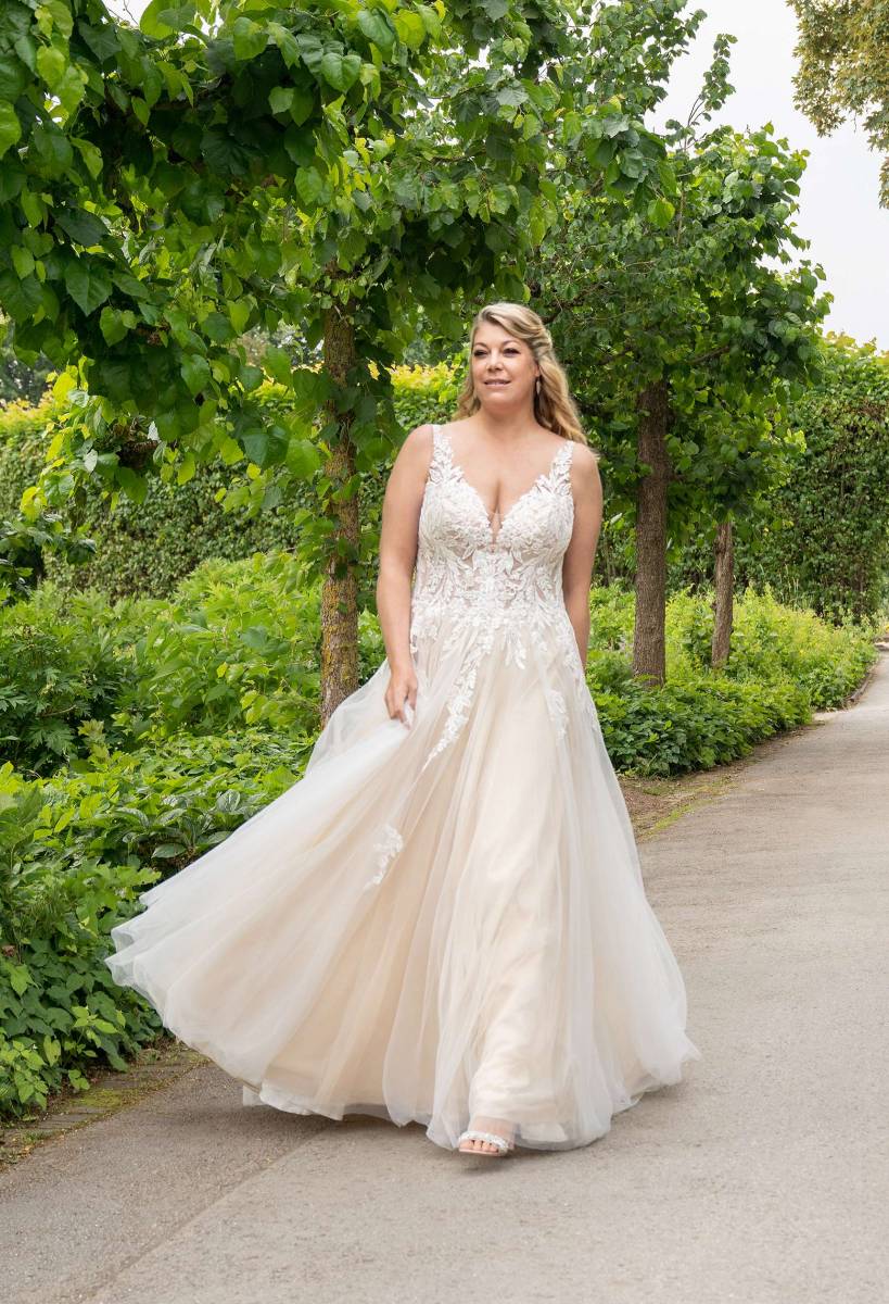 Robe de mariée fluide en dentelle et tulle romantique Plan de campagne