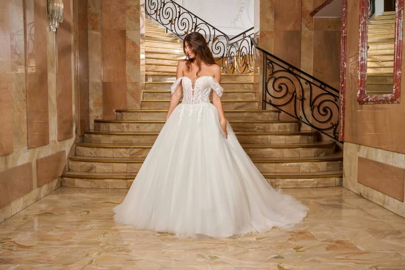 Robe de mariée princesse manches bateau avec longue traîne Aix-en-Provence