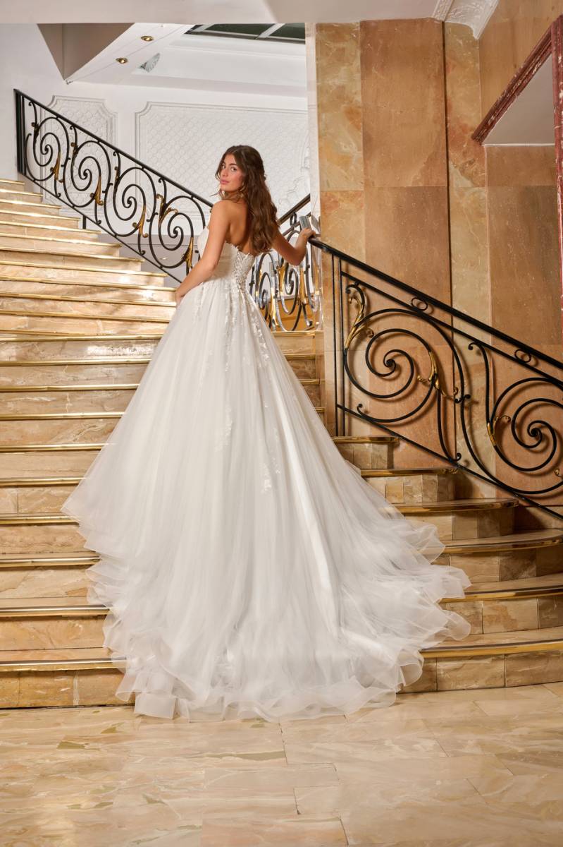 Robe de mariée princesse Bustier avec traîne plan de campagne