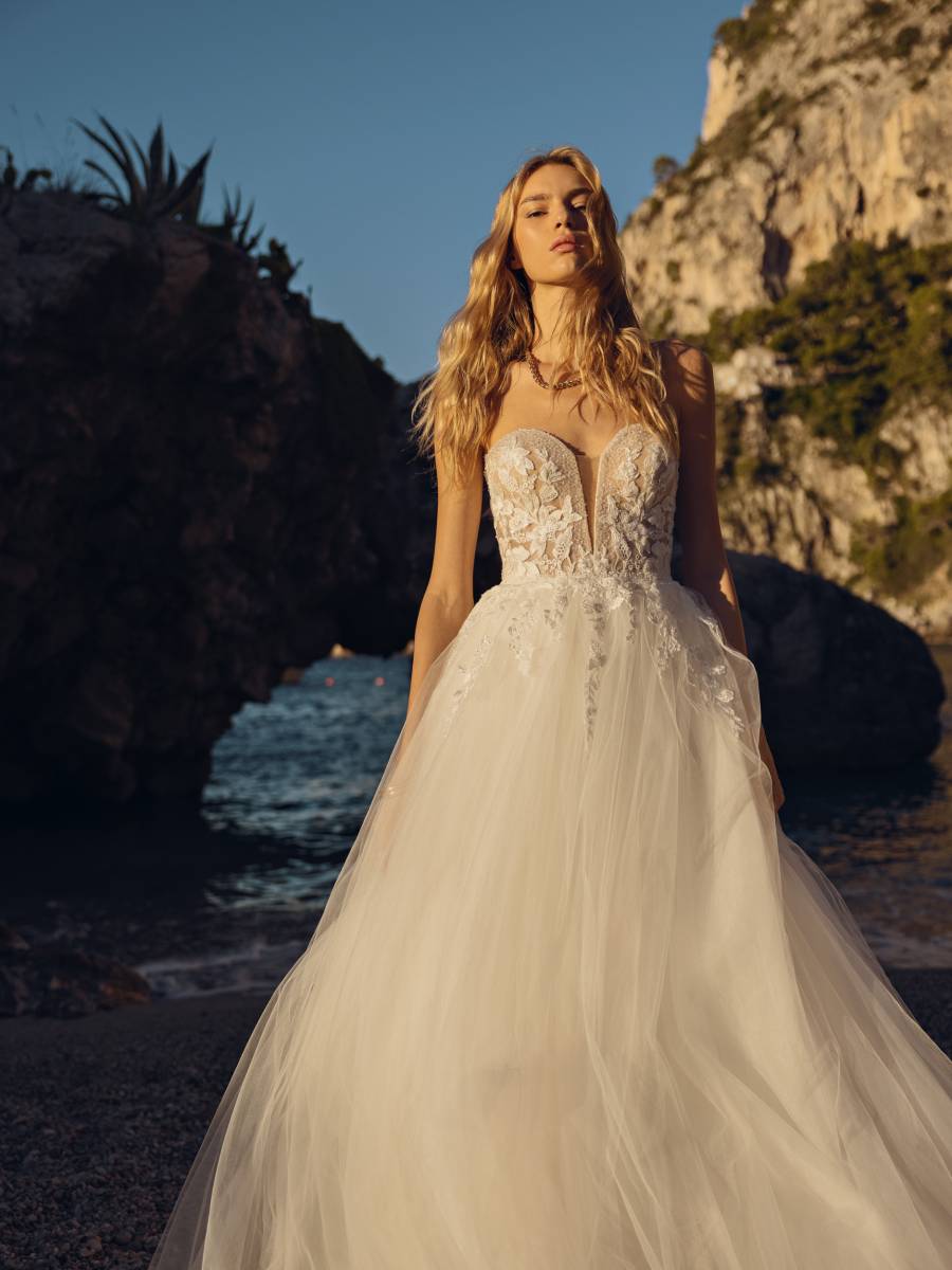 Robe de mariée bohème et princesse avec bustier dentelle et longue traine proche de Marseille