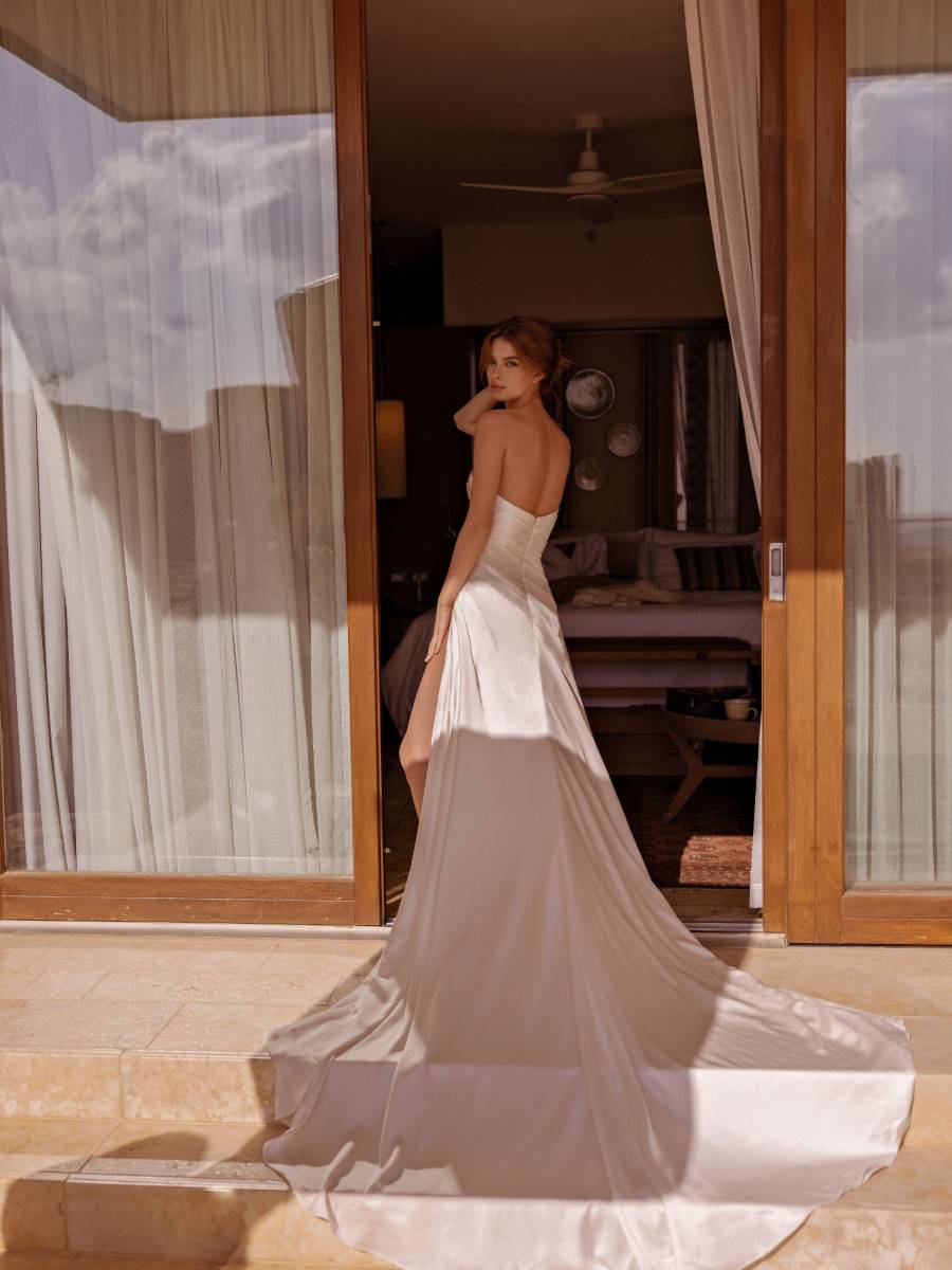 Robe de mariée fluide en satin avec longue traine robe de créateur DYLAN PARIENTY proche de MARSEILLE