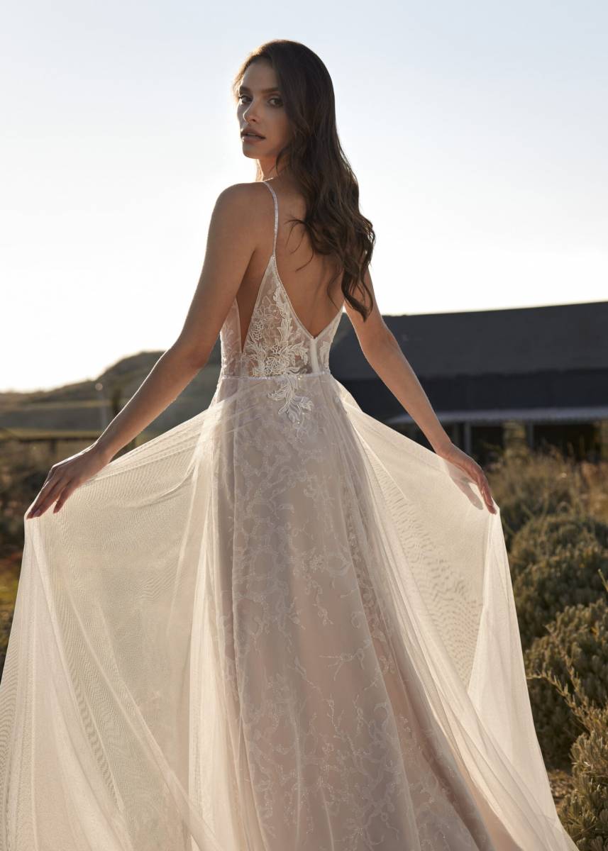 Robe de mariée GABY romantique fluide et tulle étincelante avec longue traîne à AIX-EN-PROVENCE