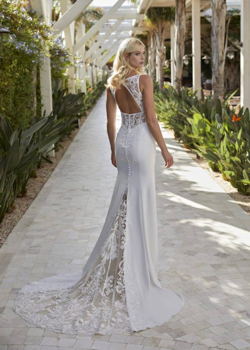 Robe de mariée fluide ajustée et séduisante à Marseille