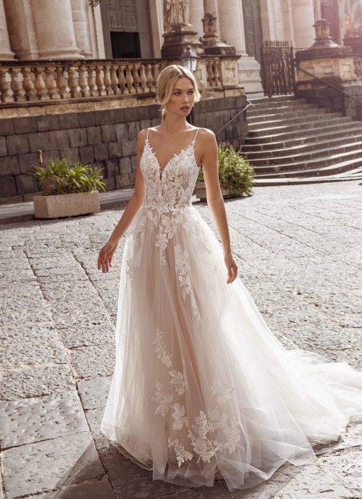 Robe de Mariée style Bohème chic avec dentelle de fleurs tulle scintillant et pailleté, dos plongeant avec longue traîne robe de la marque Modeca Rio à Plan de campagne proche de MARSEILLE