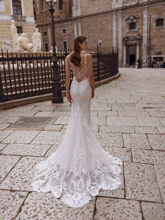 robe de mariée à Marseille en crêpe ajustée avec perle et dentelle