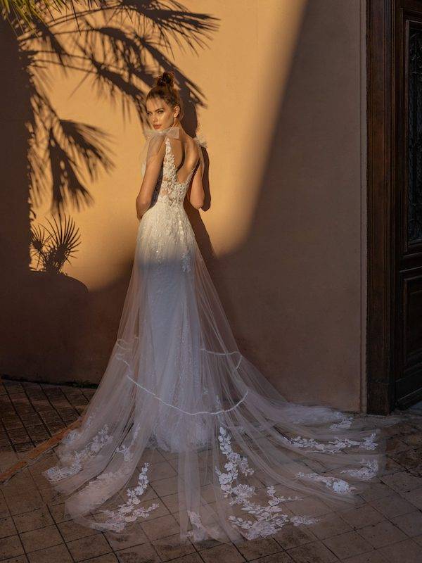 Robe de mariée sirène scintillante avec longue traine décolleté et dos nu robe de créateur Modeca sibel a AIX-EN-PROVENCE