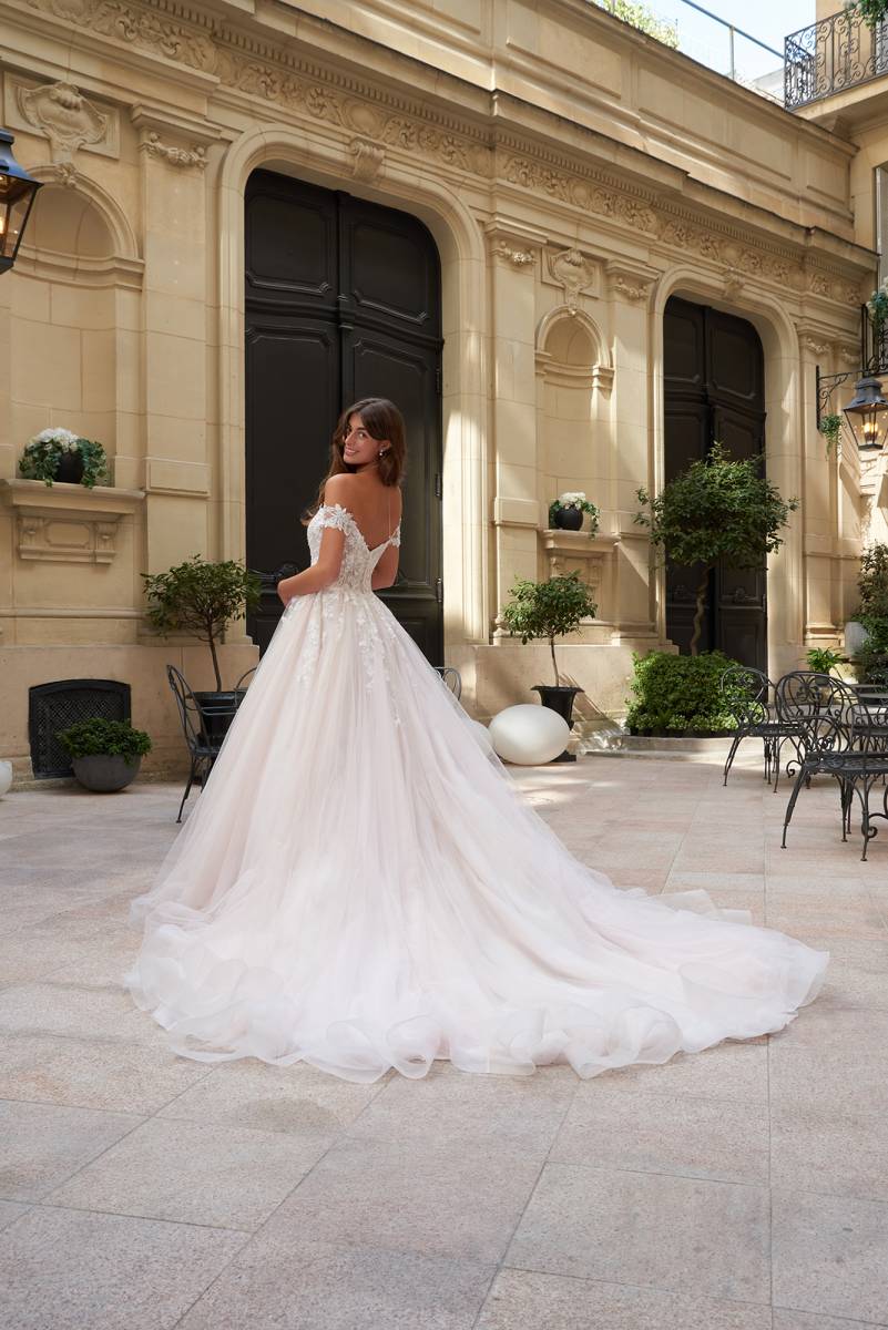 Robe de mariée princesse avec manche bateau dos nu et longue traine à Marseille
