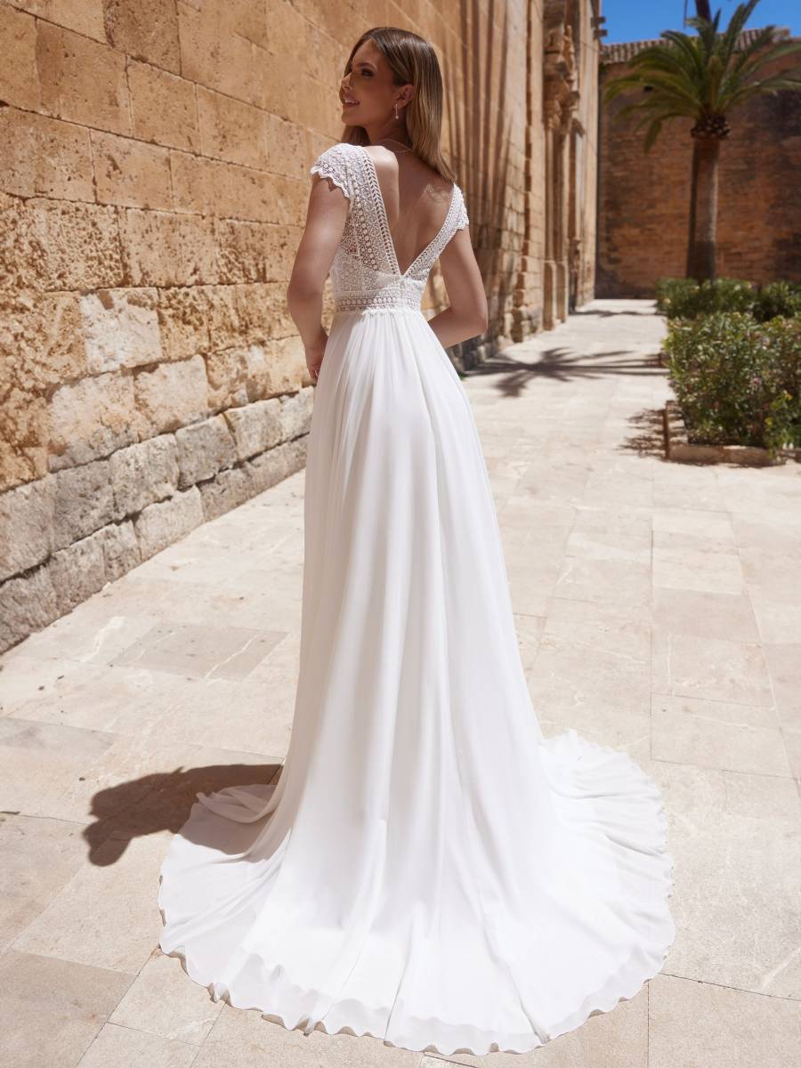 Robe de mariée grande taille fluide avec fente à Marseille