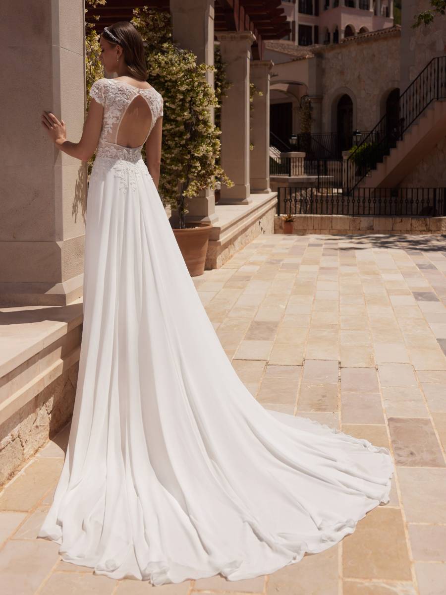 Robe de mariée fluide avec dos nu à Marseille