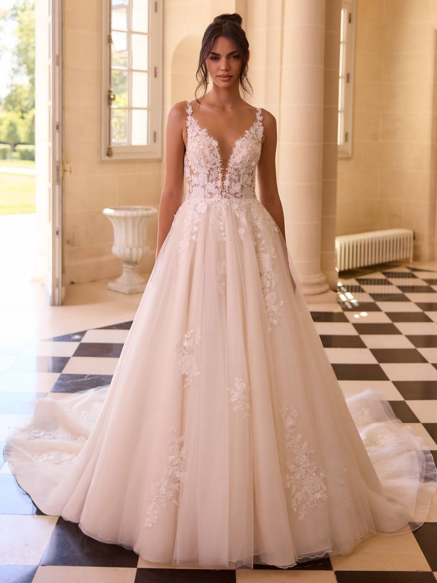Robe de mariée princesse avec longue traîne à Plan de campagne