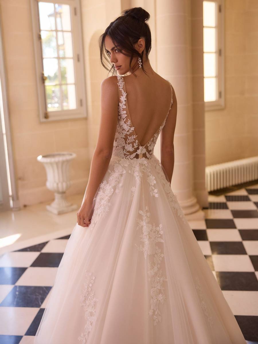 Robe de mariée princesse avec longue traîne à Plan de campagne