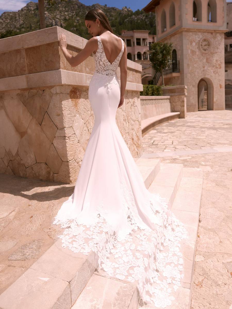 Robe de mariée sirène en crêpe avec décolleté et dos nu à Marseille