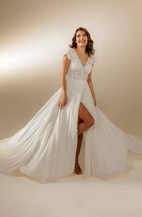 Robe de mariée  fluide romantique avec corsage en dentelle légérement transparente jupe fendue, robe bohême fluide robe haute couture de la marque pronuptia proche de Meyreuil. 41021