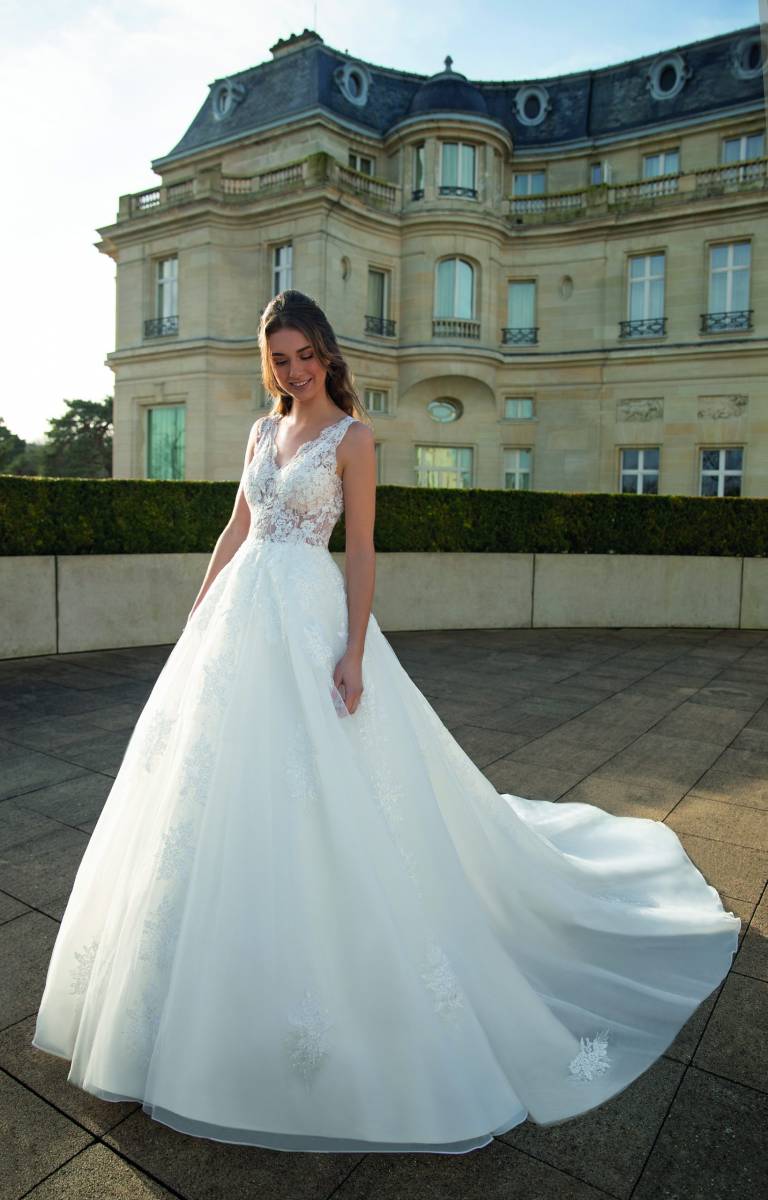 Robe de mariée Princesse avec décolleté plongeant, dos décolleté avec dentelle transparente avec longue traine robe haute couture a Marseille dans les bouches-du-rhône