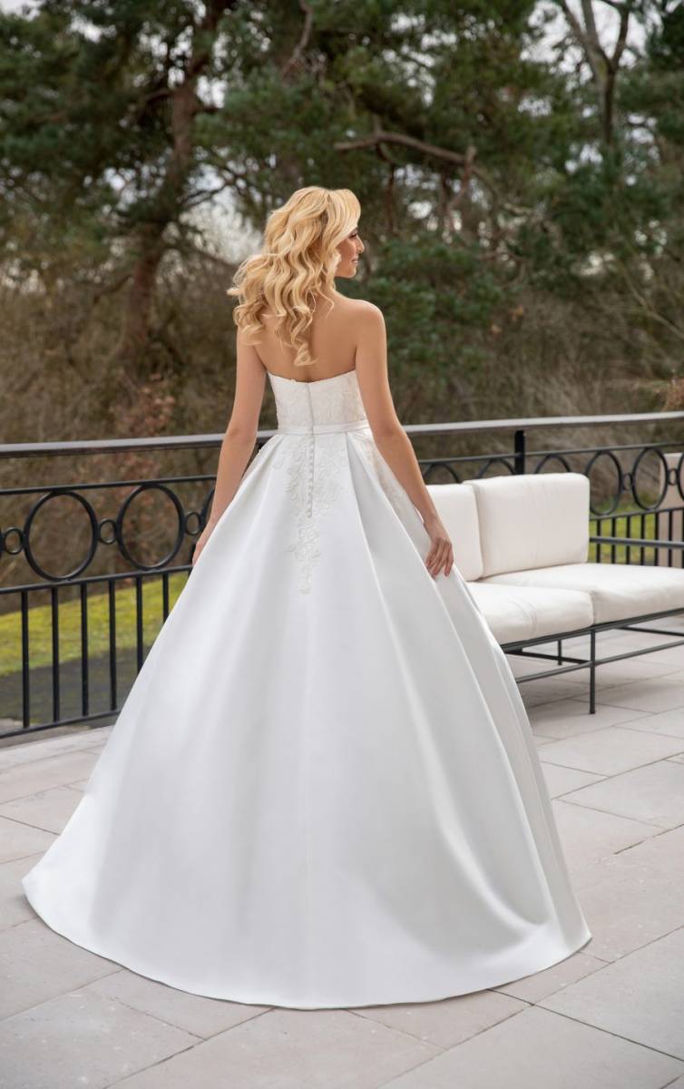 Robe de mariée petit budget robe de créateur avec bustier brodé à MARSEILLE