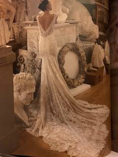 robe de mariée sirène en dentelle haut en transparence, dos nu magnifique traine et brillante à Aix-en-Provence